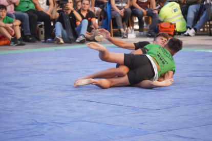 La Catedral fue el escenario del corro más emotivo de la Liga de Verano, el de San Froilán, que recordó a Jorge Iglesias, el joven luchador fallecido recientemente. J. NOTARIO