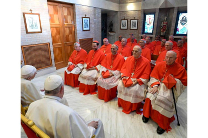Los nuevos cardenales, con Francisco y Benedicto XVI. EFE