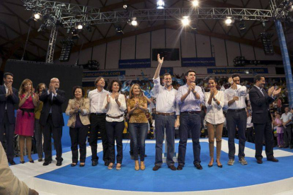 Mariano Rajoy saluda durante durante el mitin de campaña en Las Palmas de Gran Canaria junto al resto de candidatos.
