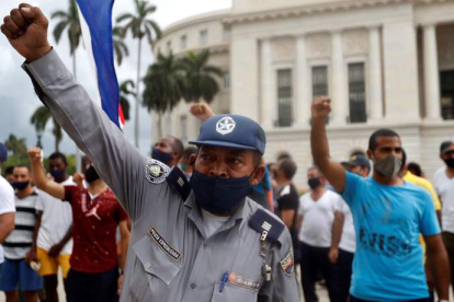 Simpatizantes del gobierno de Miguel Diaz-Canel se manifiestan frente al Capitolio, sede de la Asamblea Nacional, ayer, en La Habana. YANDER ZAMORA