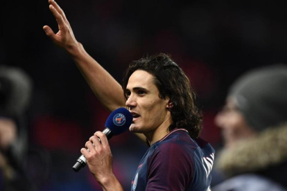 Cavani, con un micrófono, se dirige a la afición del PSG después de batir el récord histórico de goles del equipo.