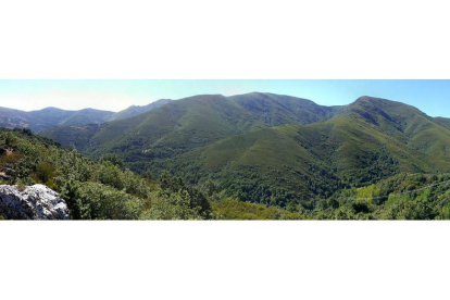 Panorámica de la zona montañosa de Barjas que se vería afectada por la instalación de los aerogeneradores y las infraestructuras del parque eólico. DL