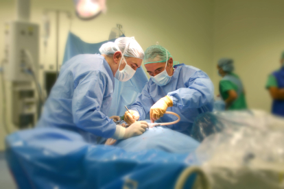 Cirujanos operan durante una intervención quirúrgica en el Hospital de León. DL