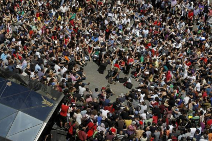 Concentración de indignados del movimiento 15-M en la Puerta del Sol, durante mayo del año pasado.