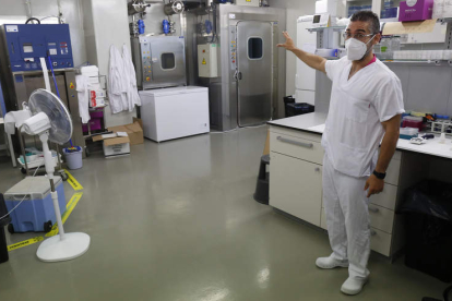 Raúl de la Puente muestra la sala del laboratorio del Instituto de Desarrollo Ganadero y Sanidad Animal (Indegsal) donde se analizan PCR y otras pruebas. FERNANDO OTERO