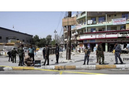 Varios policías inspeccionan el lugar donde se produjo otro atentado terrorista en Bagdad, el pasado 27 de septiembre, en el que murieron 15 personas.