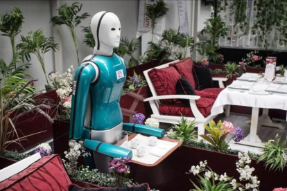 Prueba de robot camarero de una empresa turca, Akin Robotics.