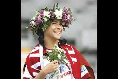 Me reafirmo a la hora de admirar estas coronas de flores. Esta joven letona llevaba una fanttástica. Ahora mismo me voy al campo a por flores.