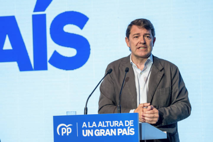 El presidente de Castilla y León, Alfonso Fernández Mañueco, durante su intervención. ISMAEL HERRERO