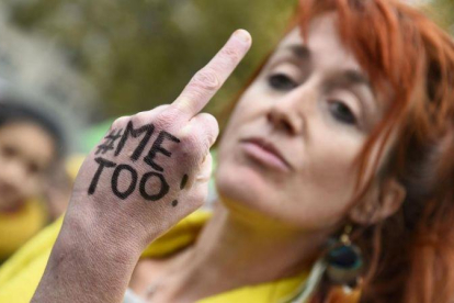 Una mujer muestra su dedo corazón en una manifestación convocada por el colectivo Efront-e-es, en la plaza de la República de París.