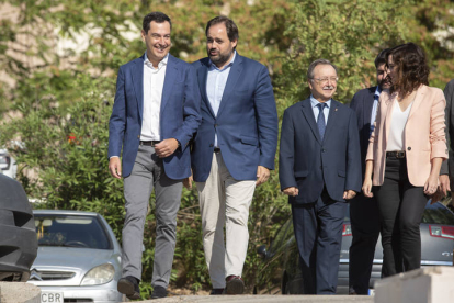 El presidente de Andalucía, Juanma Moreno (i) y el presidente del PP en Castilla-La Mancha, Paco Nuñez (2I). ISMAEL HERRERO