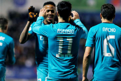 Eder Militao felicita a Marco Asensio tras haber marcado el segundo gol que adelantaba de nuevo a los madridistas. MANUEL LORENZO