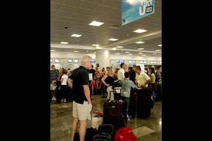 La compañía ha ofrecido a los pasajeros varias alternativas: la devolución del importe del viaje, el alojamiento en hoteles de Madrid hasta que se pueda volar a Cancún o el cambio de destino a Salvador de Bahía.