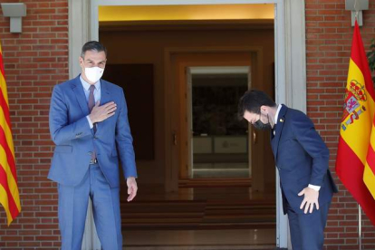 Pedro Sánchez recibe al presidente de la Generalitat, Pere Aragonès, durante su encuentro ayer en el Palacio de la Moncloa. JUAN CARLOS HIDALGO