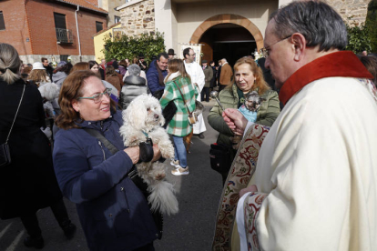 No faltó la tradicional bendición a las mascotas a la puerta de la iglesia. FERNANDO OTERO