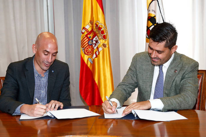 Luis Rubiales, presidente de la Federación Española de Fútbol, y David Aganzo, presidente de AFE. EFE