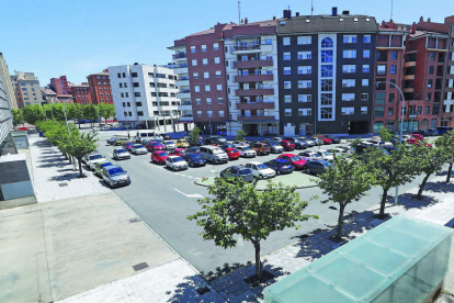 El aparcamiento está ubicado entre los edificios que dan cara a la Junta y Espacio León. RAMIRO