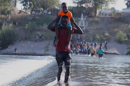 Migrantes procedentes de Haití cruzan el rio Bravo, en la fronteriza Ciudad Acuña (México). MIGUEL SIERRA