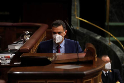 Pedro Sánchez sube a la tribuna del Congreso de los Diputados ayer, durante el debate. J.J. GUILLÉN