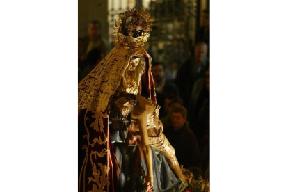 La talla de la Virgen del Mercado la Antigua del Camino, una obra de arte tallada en un peral. RAMIRO