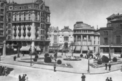Imagen de la plaza, cuando era cuadrada, en la época de los años 30.