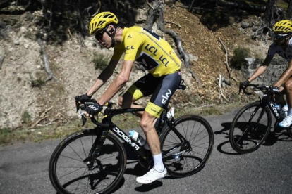 Chris Froome, delante de Mikel Landa, durante la 15ª etapa del Tour de Francia.