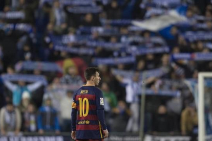 El público del Espanyol realiza  cánticos ante Messi.