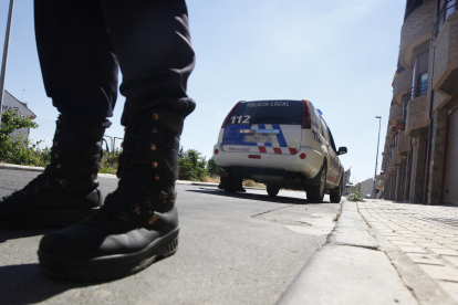 La Policía Local de Valverde de la Virgen colaboró con los guardias de la Usecic en los altercados. JESÚS F. SALVADORES