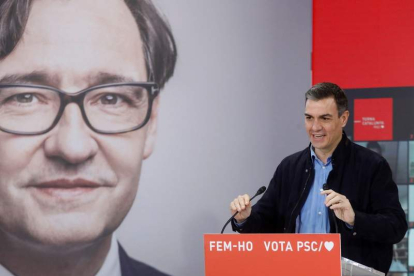 Pedro Sánchez ayer, en el acto electoral en Tarragona en apoyo al candidato del PSC, el exministro Salvador Illa. CRISTIAN DIESTRO