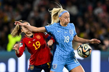 Un momento del partido de la final de fútbol femenino entre España e Inglaterra celebrado en Sydney. BIANCA DE MARCHI / DEAN LEWINS / DAN HIMBRECHTS