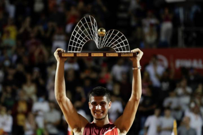 Carlos Alcaraz de España posa con el trofeo tras ganar la final del Abierto de Tenis de Río de Janeiro (Brasil). Alcaraz venció a Diego Schwartzman de Argentina. ANTONIO LACERDA