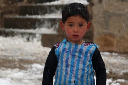 Murtaza Ahmadi, el niño afgano que llevaba una camiseta de plástico de Messi, en Jaghori.