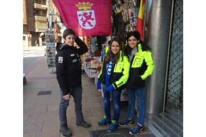 María, en el centro junto a un compañero de competición, Miguel Gutiérrez, y su hermana Cecilia Martín-Granizo Ferreiro. PACHO RODRIGUEZ