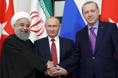 Putin, en el centro, con Erdogan (derecha) y Rouhani, en la reunión sobre Siria en Sochi.