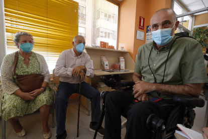 María Jesús García, esposa de Antidio Antón, de 73 años, junto a Urbano González, ayer. RAMIR0