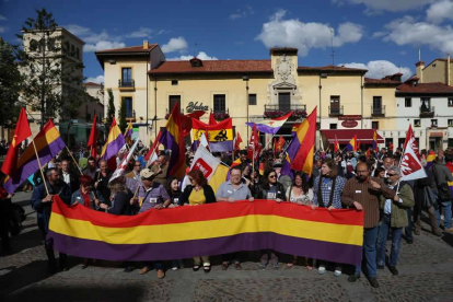 Participantes en la manifestación de apoyo a la solicitud de un referéndum que permita decidir sobre monarquía o república, que ha tenido lugar en León.