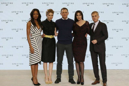 Los actores del nuevo Naomie Harris, Lea Seydoux, Daniel Craig, Monica Bellucci y Christoph Waltz.