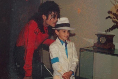Imagen del documental Leaving Neverland en el que aparece Michael Jackson junto a Wade Robson, de niño.