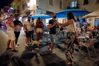 La media de edad de los nuevos contagios preocupa en España