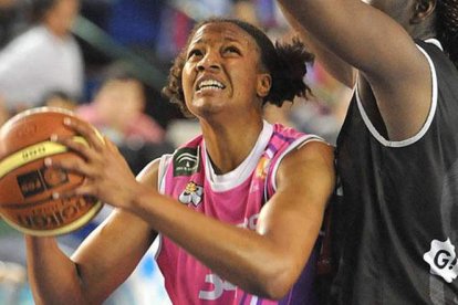 La jugadora norteamericana, Chelsea Davis, en acción durante un partido.