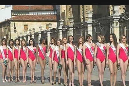 Las veinte aspirantes a Miss León desafiaron este fin de semana al frío leonés posando en frente de la catedral.