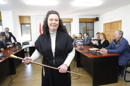 Irene González sostiene el bastón de mando tras jurar el cargo. L. DE LA MATA