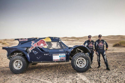 Carlos Sainz y el alemán Timo Gottschalk con el 'buggy' con el que correrán el Dakar-2014.