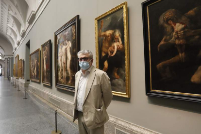 Falomir, director del Prado, ante obras de Rubens y Goya expuestas en ‘Reencuentro’. BALLESTEROS