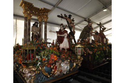 La talla del Ecce Hommo aguarda en la carpa de Santa Nonia por sus preparativos. La Exaltación también recibe sus cuidados, junto a La Crucifixión y el Cristo de La Agonía. | MARCIANO PÉREZ
