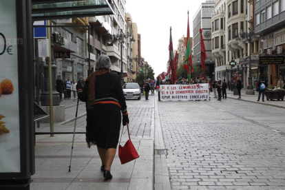 En la imagen, manifestación por la supervivencia de las juntas vecinales que se celebró en León en octubre de 2013. JESÚS F. SALVADORES