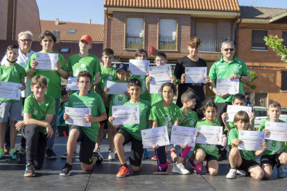 Los integrantes de la escuela deportiva de ajedrez de Valverde de la Virgen. DL