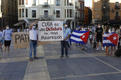 Cubanos residentes en León se manifestaron ayer en contra de la dictadura. FERNANDO OTERO