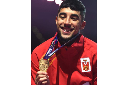 Saúl Ordóñez muestra orgulloso su medalla de bronce lograda en el Mundial.