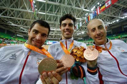Los españoles Alfonso Cabello Llamas (c), Amador Granados Alkorta (d) y Eduardo Santas Asensio (i) posan con sus medallas de bronce luego de ganar el tercer lugar hoy